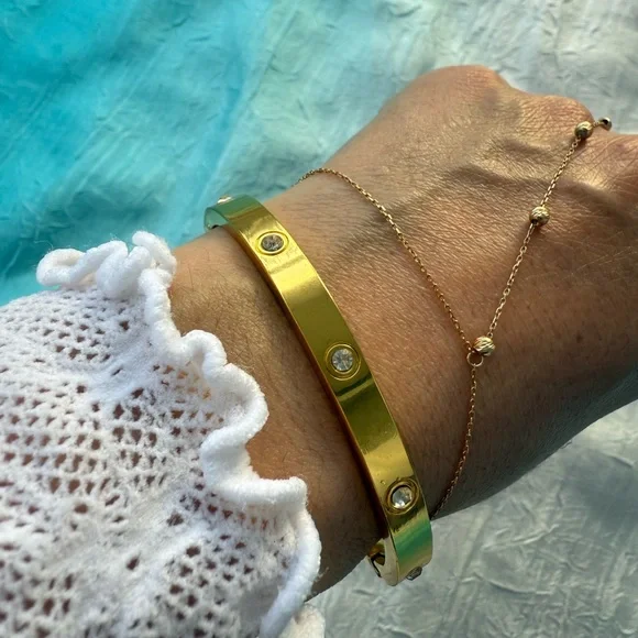 Elegant 18K Gold plated Bracelet with Crystal Accents

Stainless Steel - Picture 7 of 7